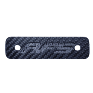 Une plaque en fibre de carbone noire avec le mot "rf" inscrit dessus