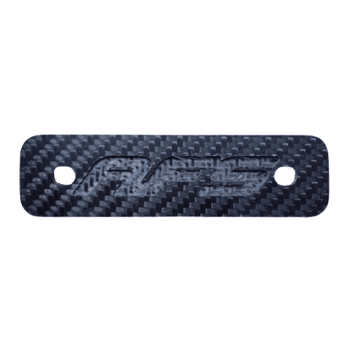 Une plaque en fibre de carbone noire avec le mot "rf" inscrit dessus