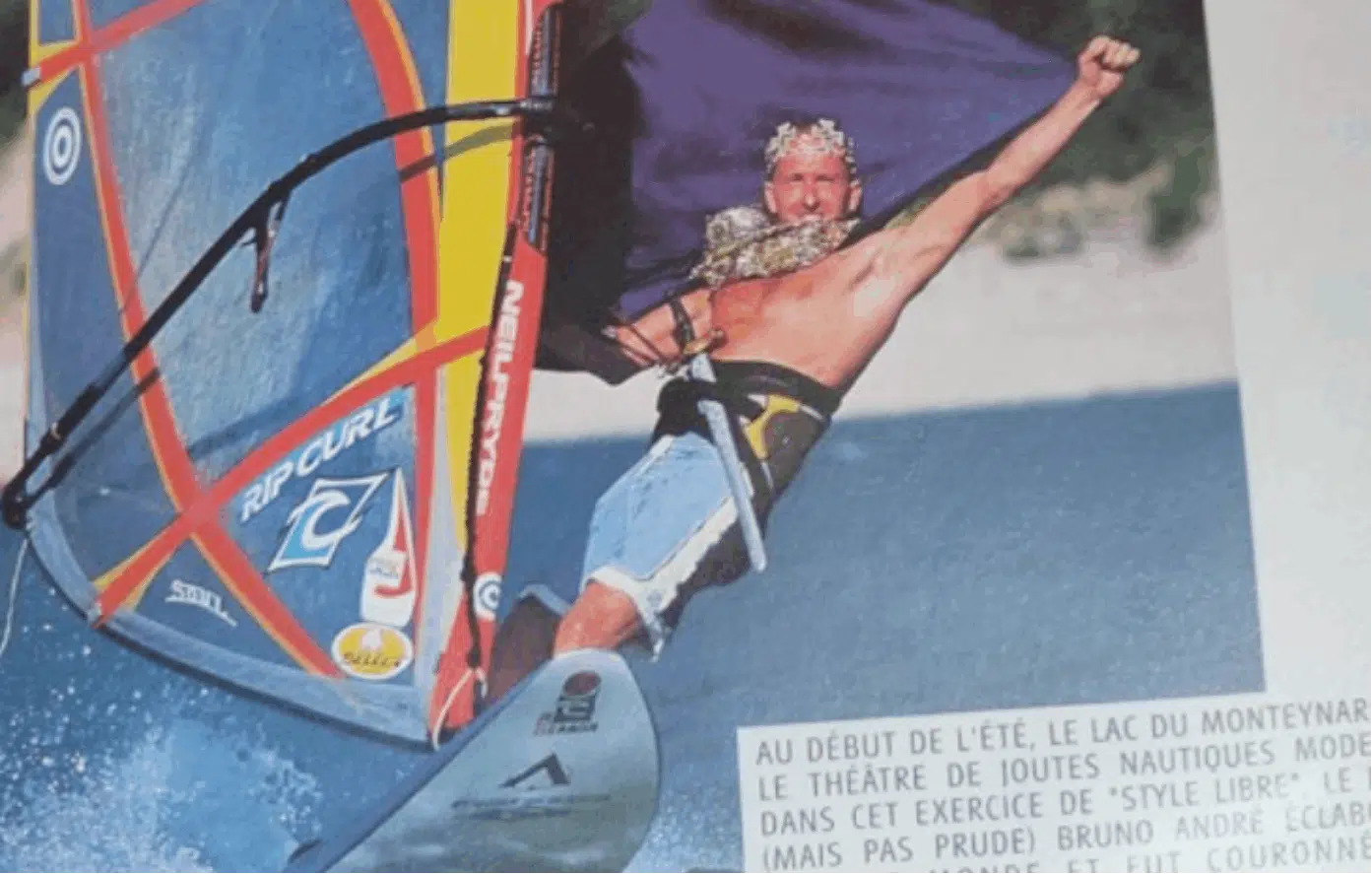 Un homme fait de la planche à voile dans un magazine